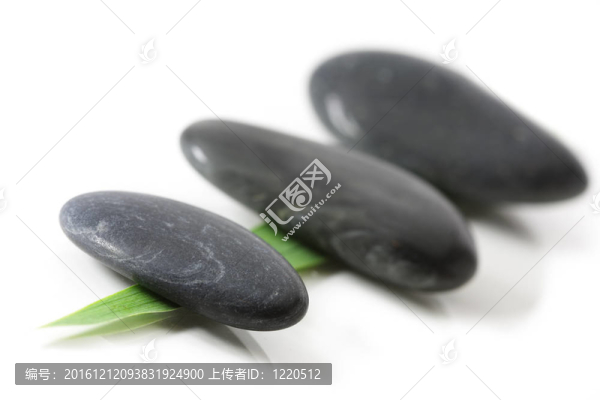 樹葉上的三塊石頭