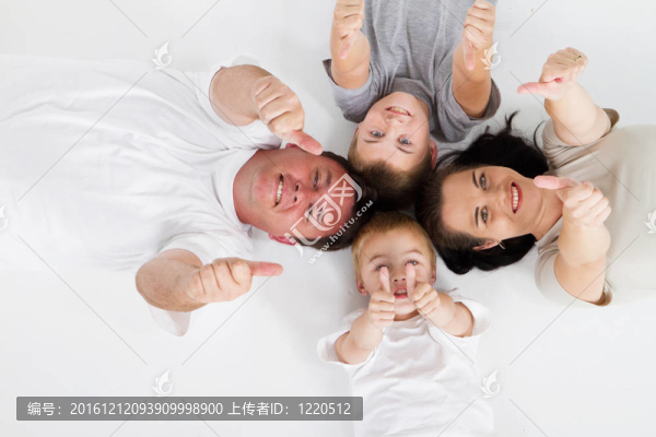 家庭豎起大拇指