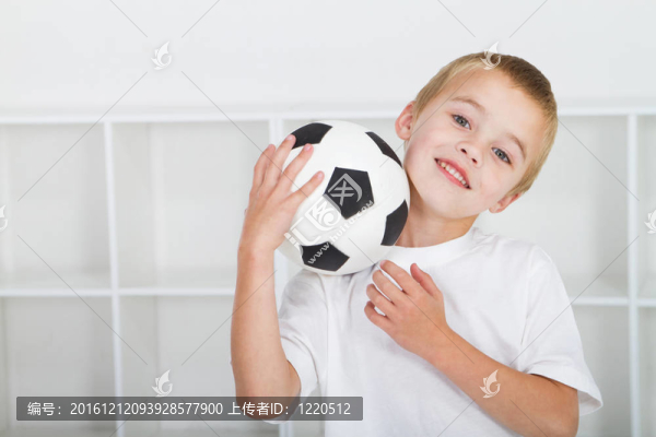 帶足球的小男孩