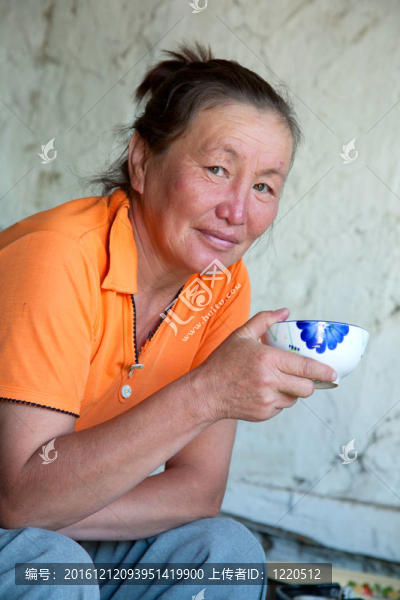 一個亞洲外貌喝茶的女人