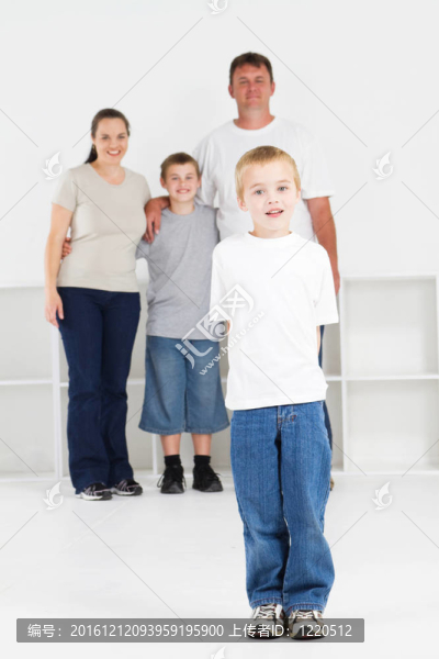 快樂的男孩和家庭