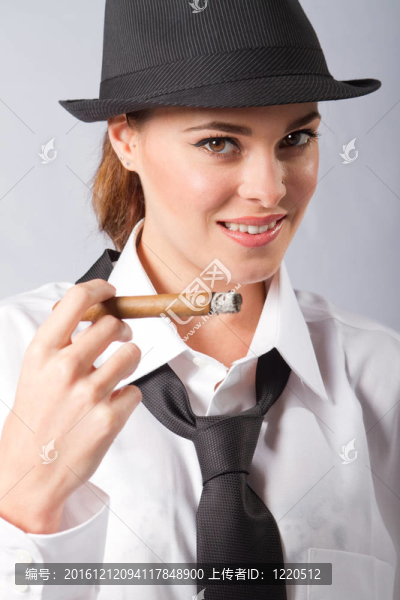 美麗的女人與雪茄