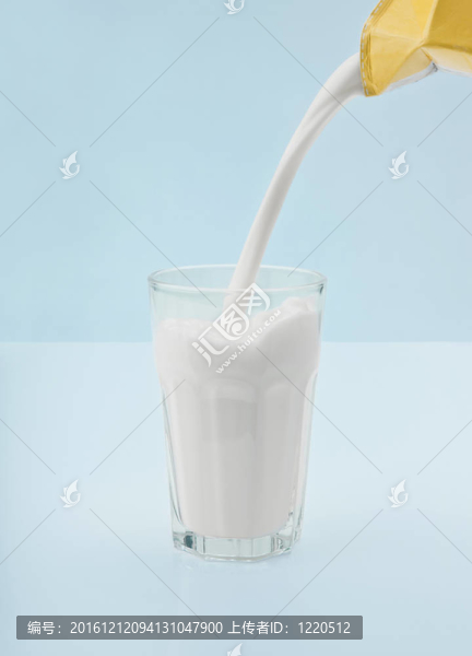 倒一杯牛奶