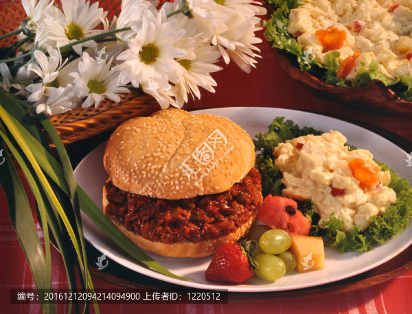 鮮花和紅桌燒烤牛肉飯