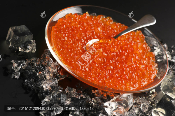 在板的魚子醬鮭魚