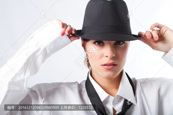 穿男人衣服的年輕女人