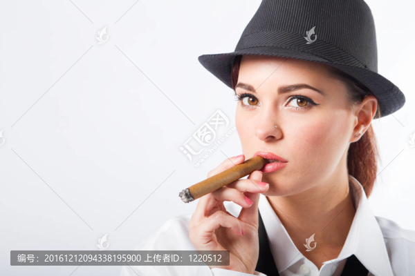 女人抽雪茄