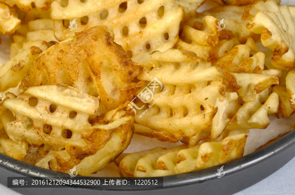 鮮炸薯?xiàng)l的油炸鍋熱了