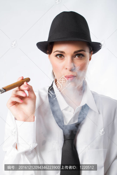 女人抽雪茄