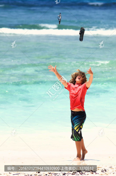 海灘上的小男孩