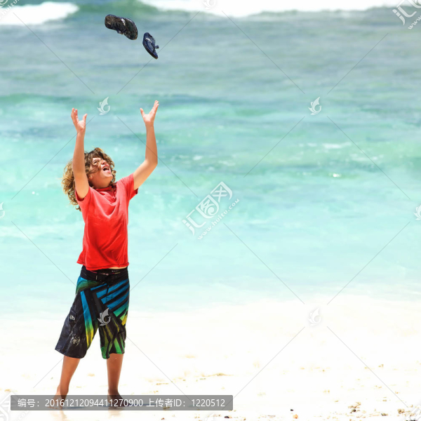 海灘上的小男孩