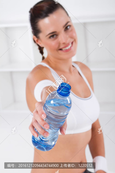 運(yùn)動?jì)D女飲用水
