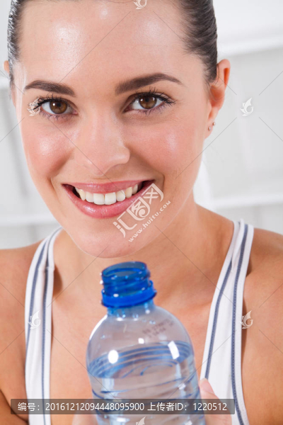 運(yùn)動(dòng)?jì)D女飲用水