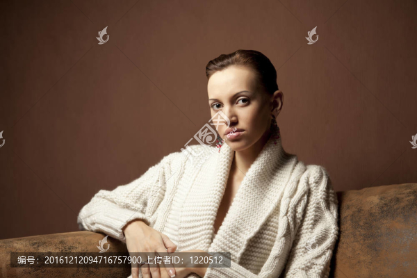 沙發(fā)上的美女