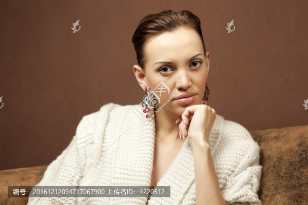 沙發(fā)上的美女