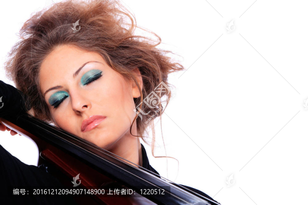 一個大提琴的女人