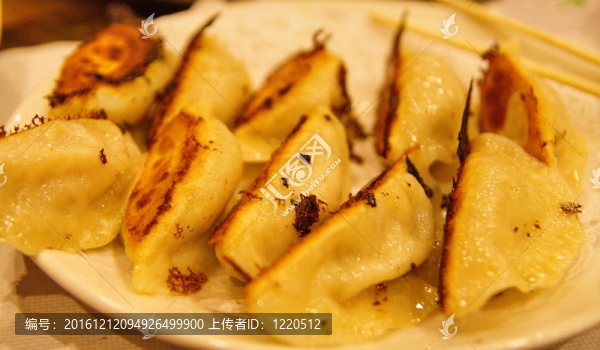亞洲餐廳盤(pán)子上的脆皮鍋貼紙