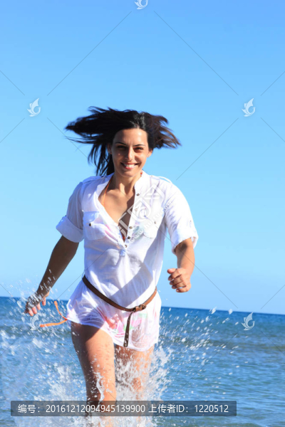 在海灘上放松的女人