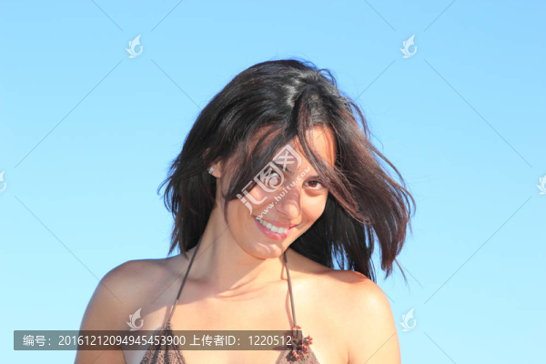 在海灘上放松的女人