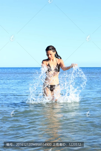 在海灘上放松的女人-匯圖網(wǎng) www.fosd68.com 在海灘上放松的女人