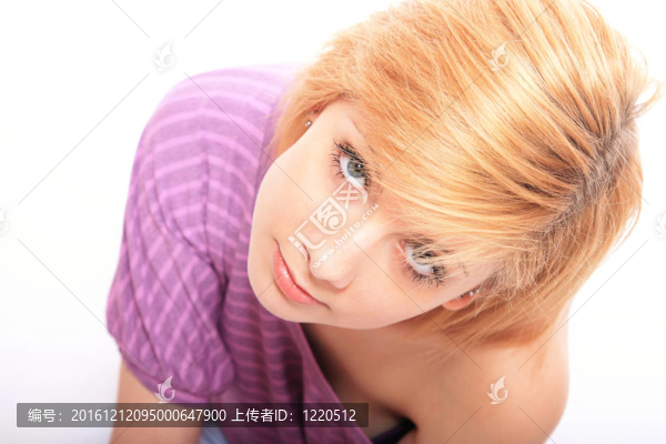 穿著粉色襯衫的年輕女孩