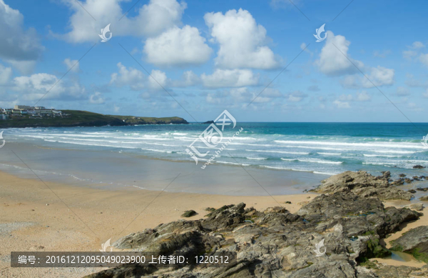 雪白的云朵在Newquay,Fistral海灘；英國康沃爾。