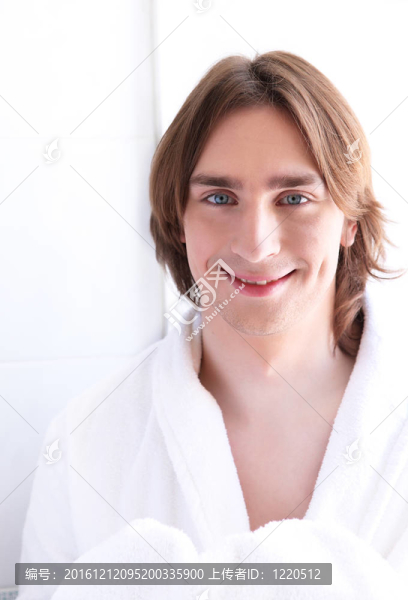 一個穿著浴衣的年輕人的肖像