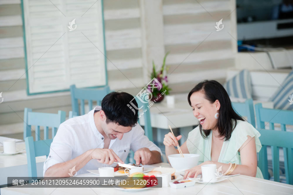夫婦在吃早餐