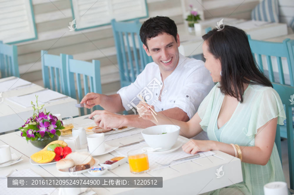 夫婦在吃早餐