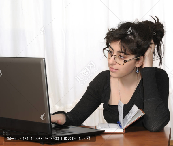 在家工作的年輕婦女