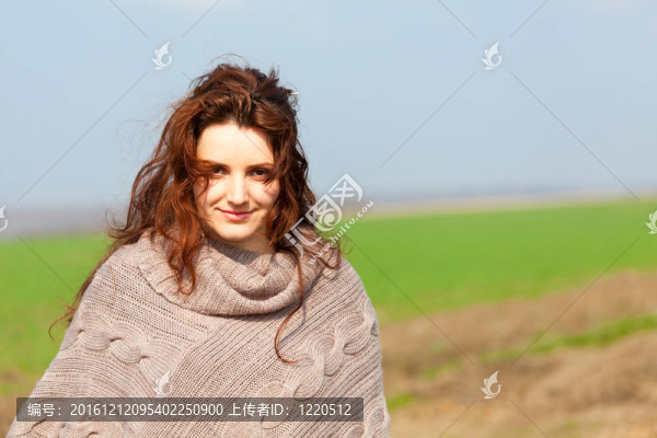年輕的紅發(fā)女士戶外
