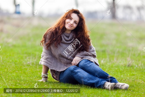 年輕的紅發(fā)女士戶外