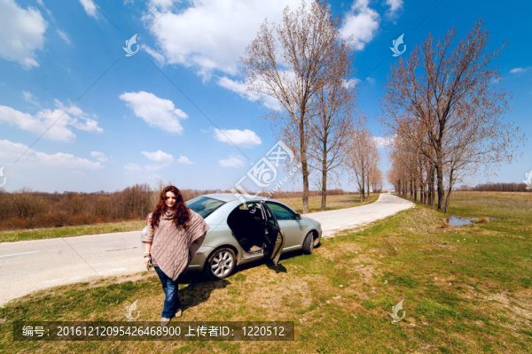女人靠近她的車在路邊
