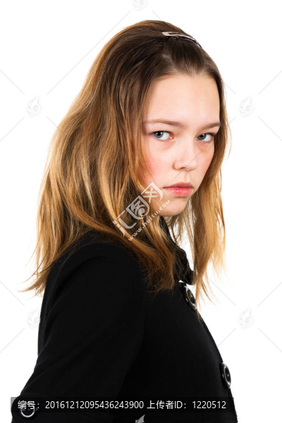 穿黑外套的女孩
