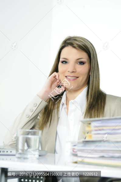 坐在桌子上打字的商務(wù)女性肖像