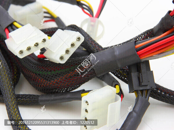 電腦主板電源線。彩色電纜