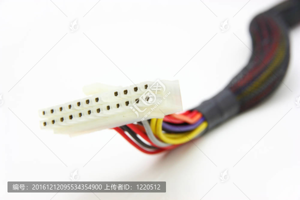 電腦主板電源線。彩色電纜