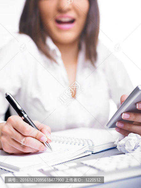 快樂的商業(yè)女性計算與寫作