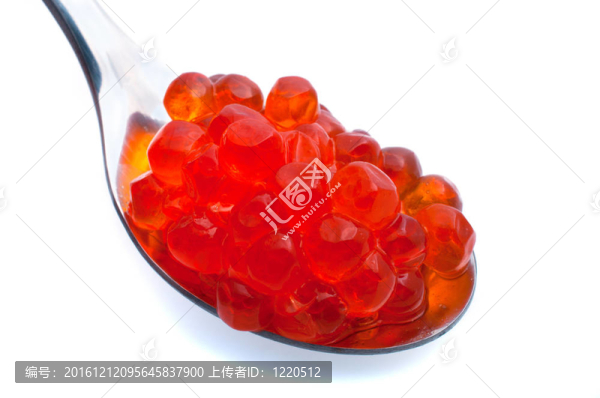 勺子充滿紅魚子醬