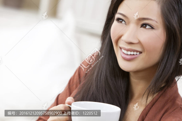 美麗的中國東方亞洲女人喝茶或咖啡
