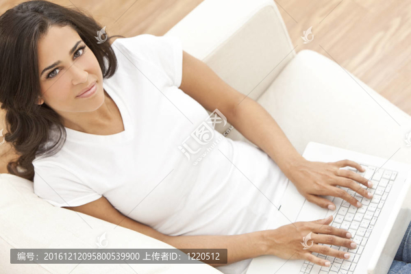 快樂的西班牙婦女使用筆記本電腦