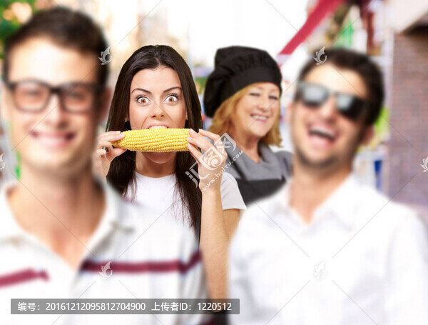 年輕朋友微笑，一中年婦女在街上做飯