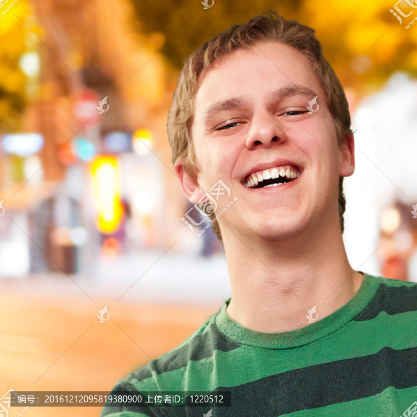 年輕人對著夜城微笑的畫像
