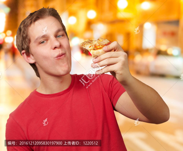 夜間城市中年輕人吃比薩的肖像