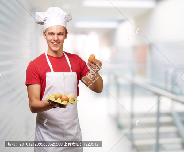 青年男子在大樓入口處抱蛋盒的畫像