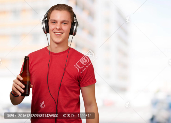 年輕人聽音樂和啤酒對(duì)建筑物的肖像