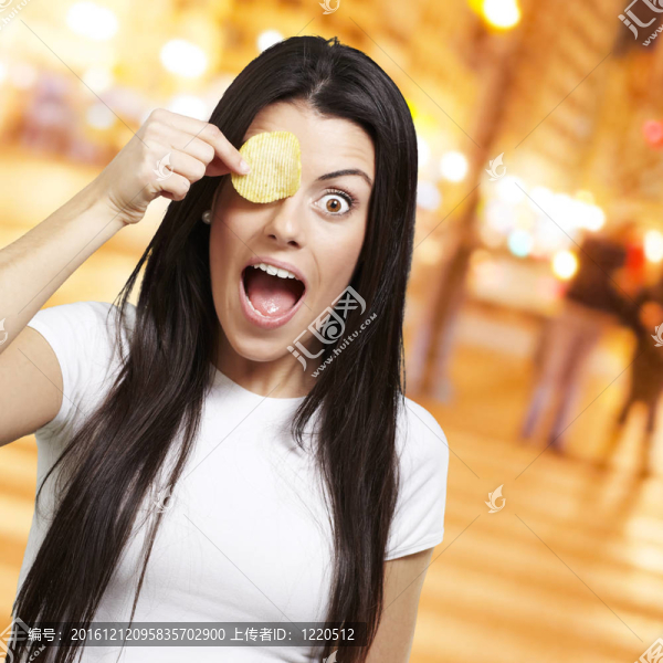 用土豆片的女人