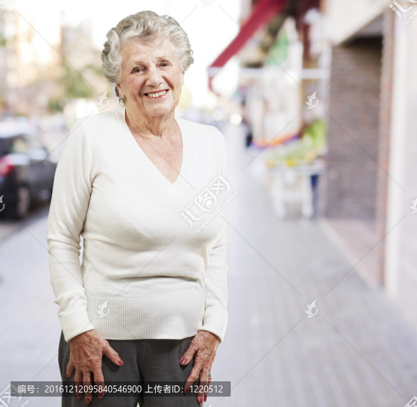 漂亮的高級(jí)女人在街上微笑
