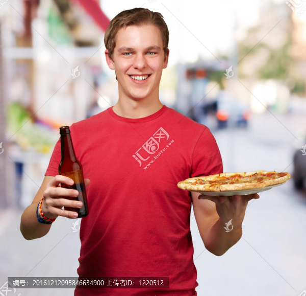 在街上手持比薩和啤酒的年輕人肖像