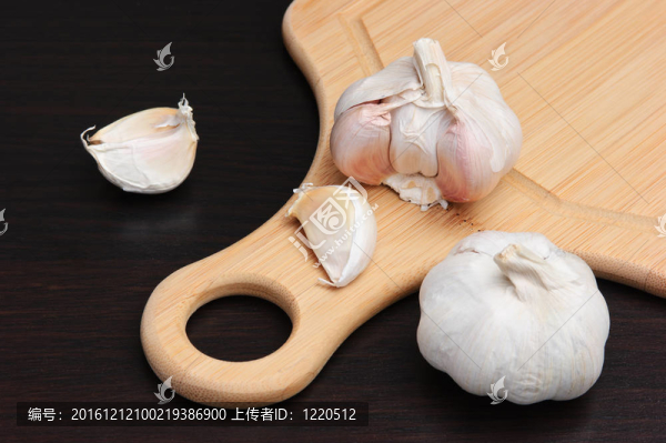 廚房砧板上的大蒜